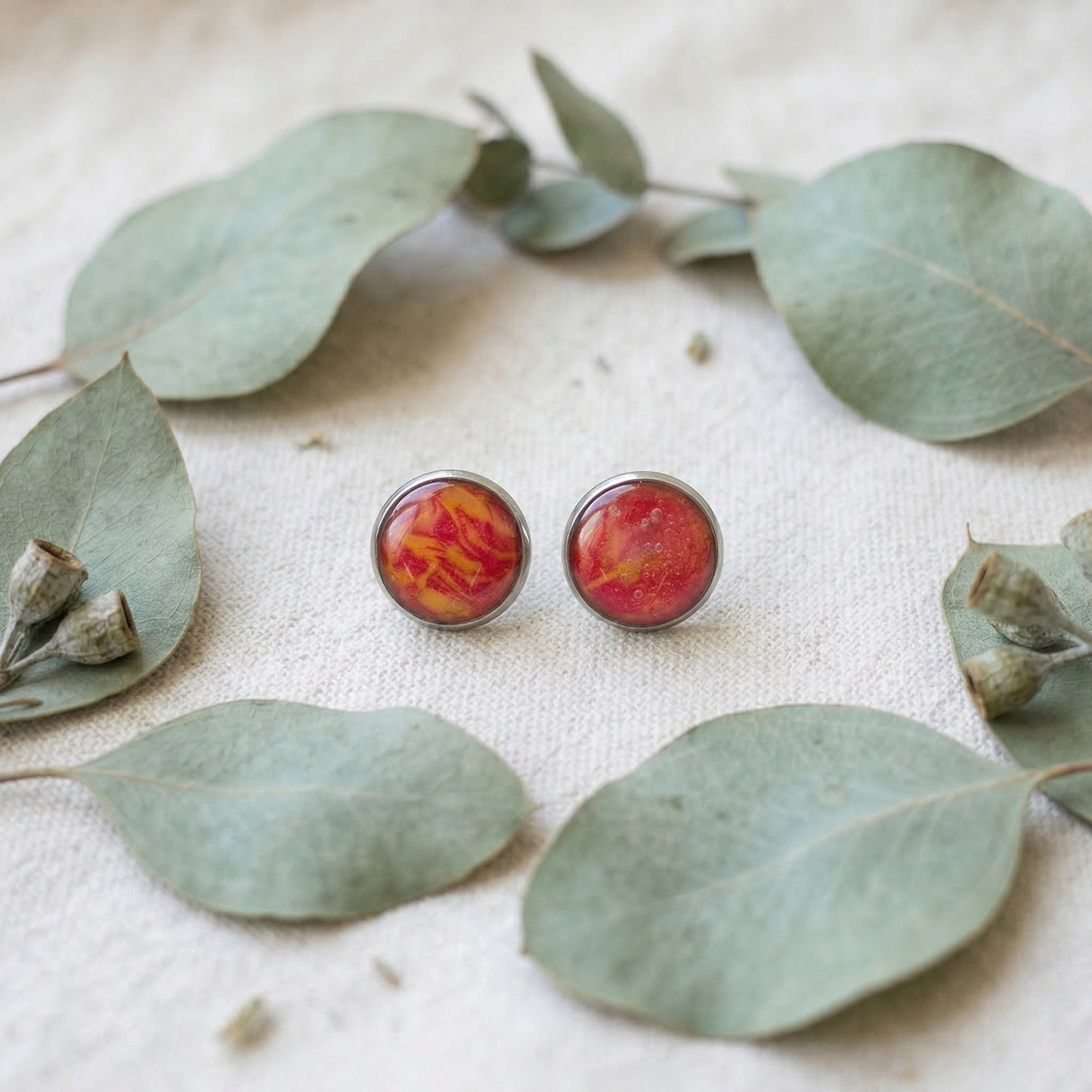 Marmorierte Ohrstecker in Rot-Gold | Größe M (10 mm)