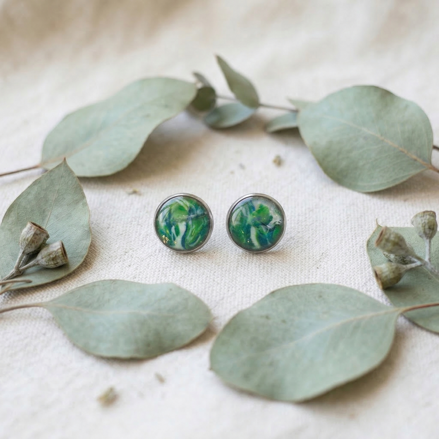 Marmorierte Ohrstecker in Grün-Blau-Weiß | Größe M (10 mm)