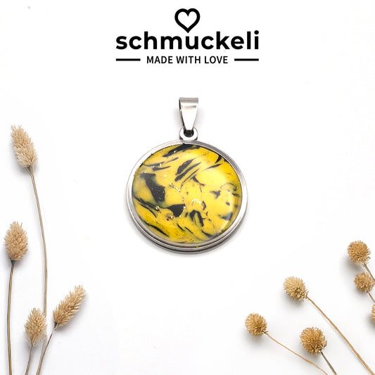 Runder Anhänger Sturmgelb – Handgemachter Sonnenwirbel im Edelstahlrahmen, versiegelt mit glänzendem Harz - mit 45 cm langer Edelstahlkette