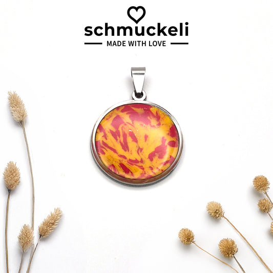 Runder Anhänger Feuerglanz – Handgemachter Unikat-Schmuck aus Edelstahl mit leuchtendem Polymer Clay Inlay, versiegelt mit glänzendem Harz - mit 45 cm langer Edelstahlkette