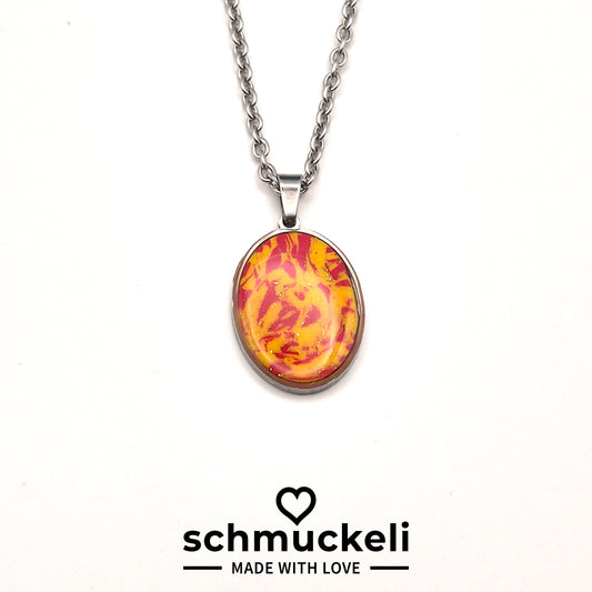 Ovaler Anhänger Feuerglanz – Handgemachter Unikat-Schmuck aus Edelstahl mit leuchtendem Polymer Clay Inlay, versiegelt mit glänzendem Harz - mit 45 cm langer Edelstahlkette