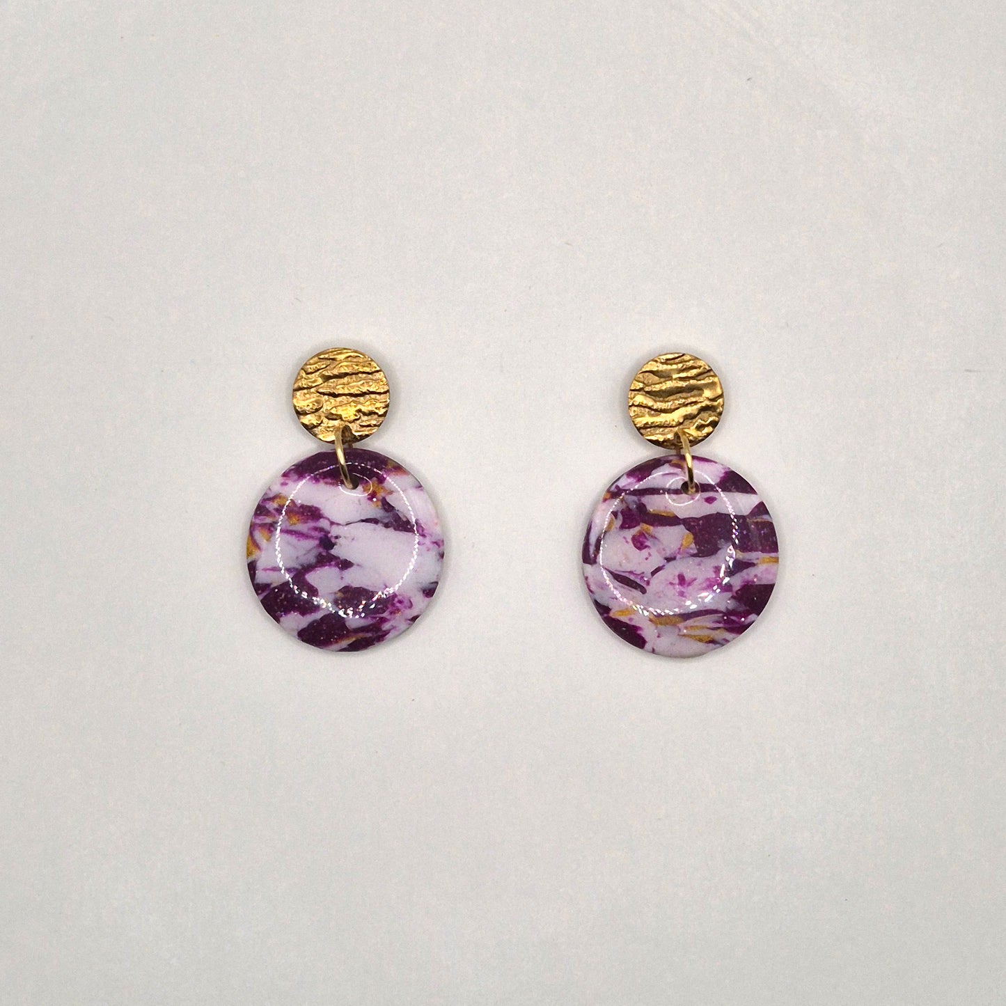 Amethysta – Marmorierte Ohrringe in Lila, Weiß & Gold