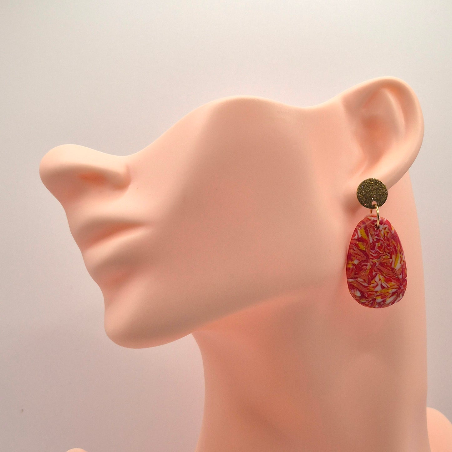 Sonnenfunkeln – Rote Statement-Ohrringe mit Goldakzenten