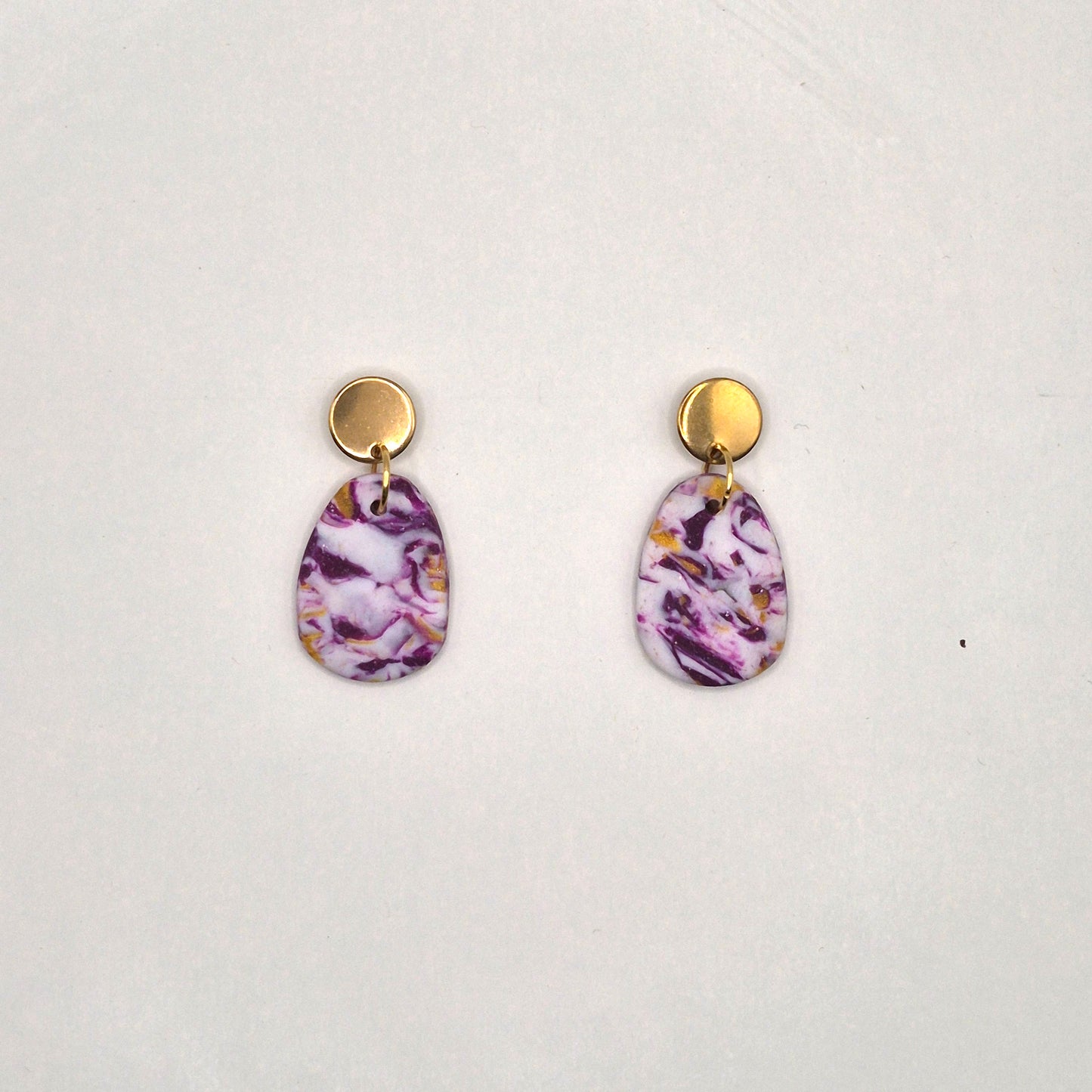 Beerenrausch – Marmorierte Ohrringe in Lila & Gold aus Polymer Clay
