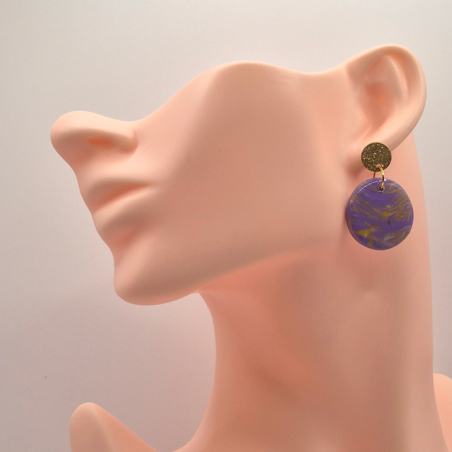 Fliederwind – Lila-Goldene Ohrringe in Marmoroptik