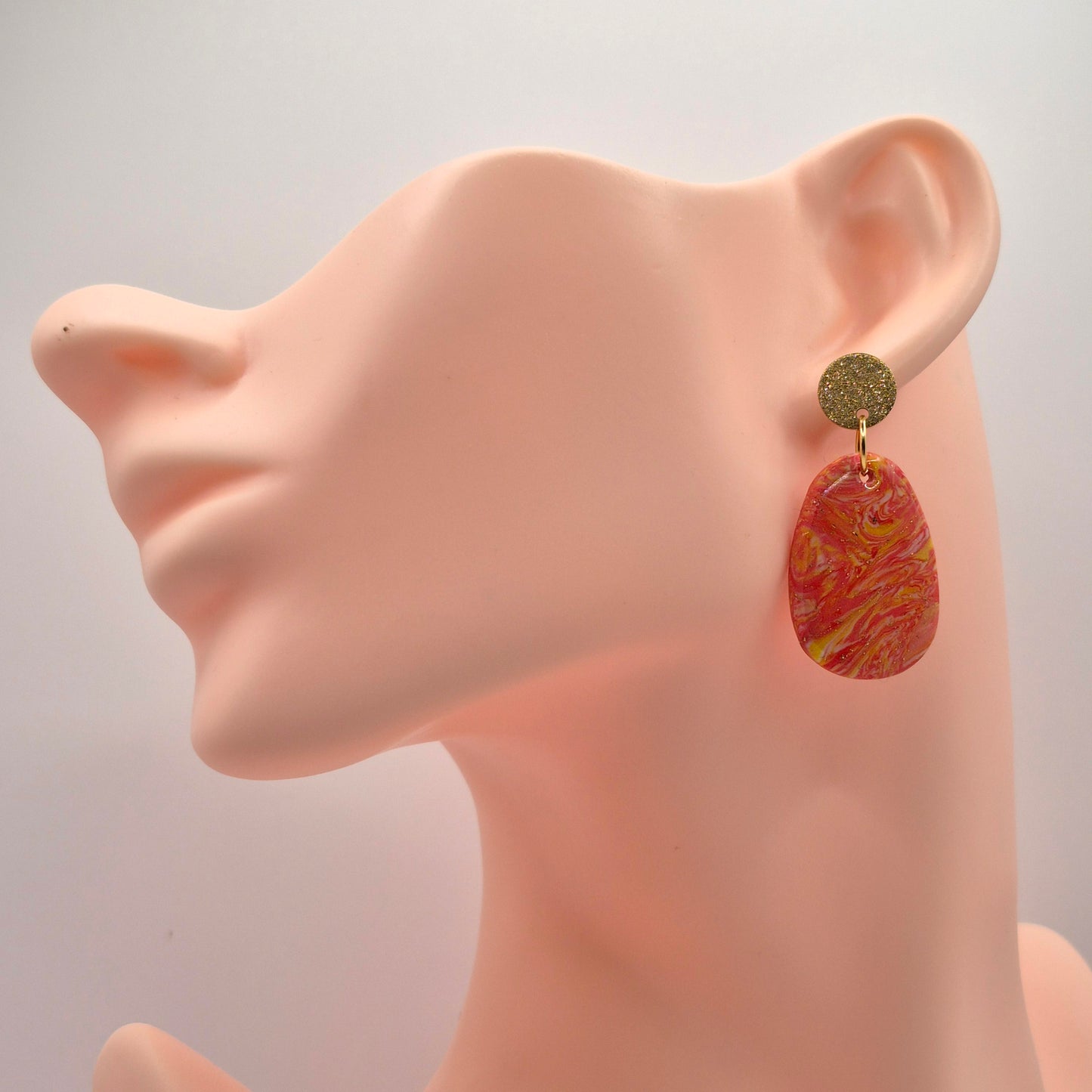 Sonnenwirbel – Leuchtende Marmor-Ohrringe in Rot-Orange-Gold