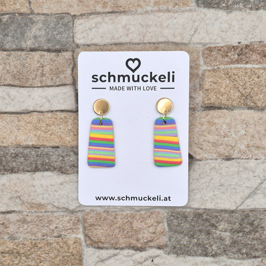 Regenfreude – Trapezförmige Ohrringe in Regenbogenfarben aus Polymer Clay