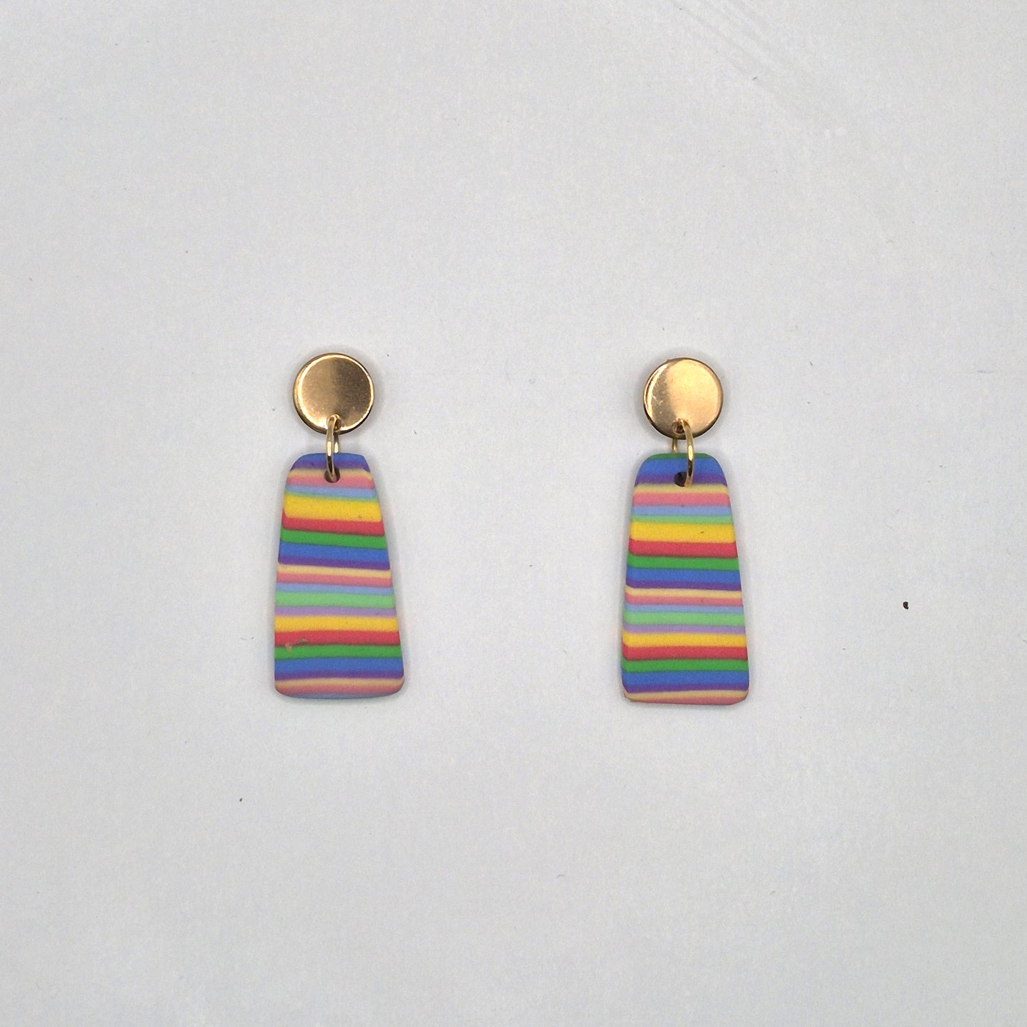 Regenfreude – Trapezförmige Ohrringe in Regenbogenfarben aus Polymer Clay