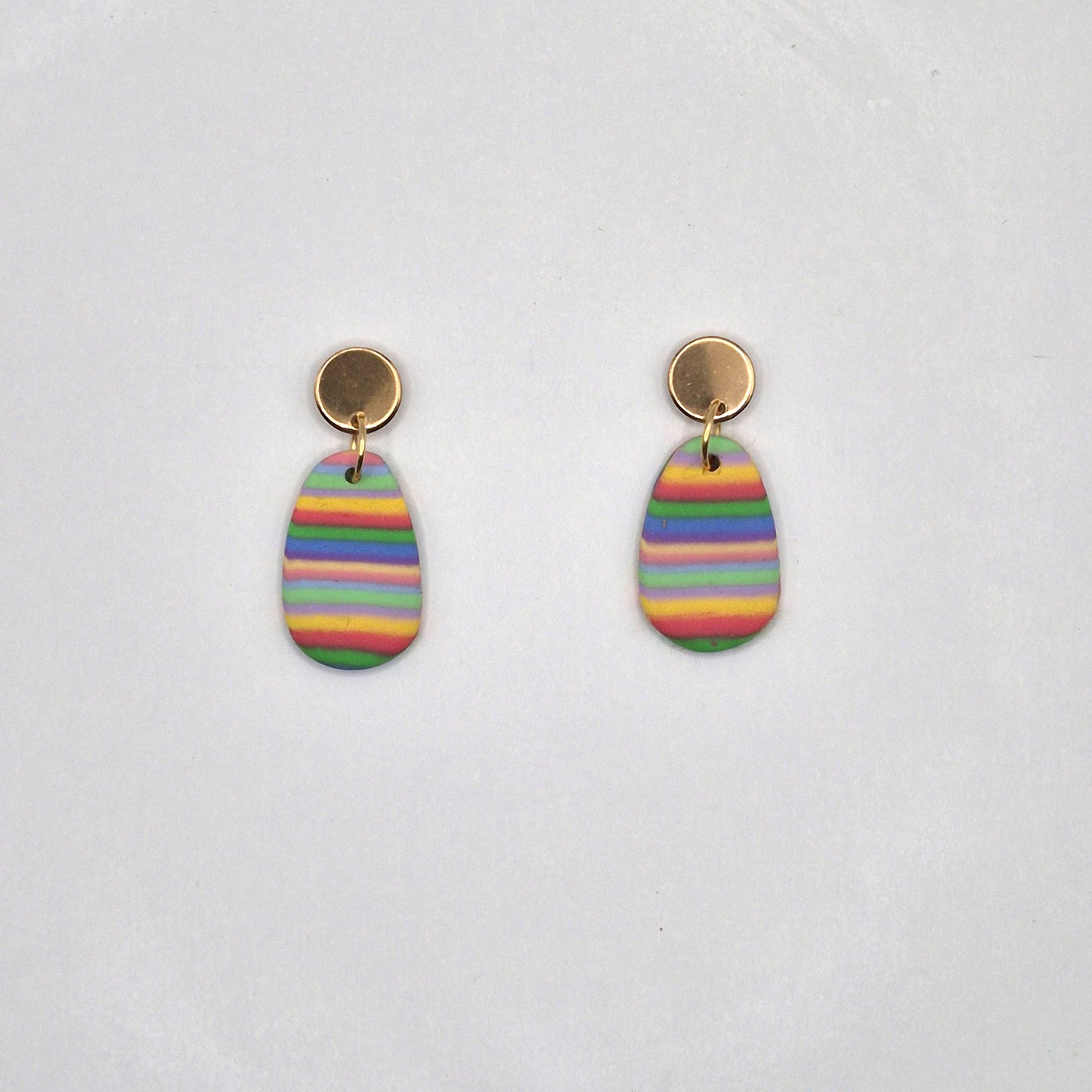Regenfreude – Ovale Ohrringe in Regenbogenfarben aus Polymer Clay