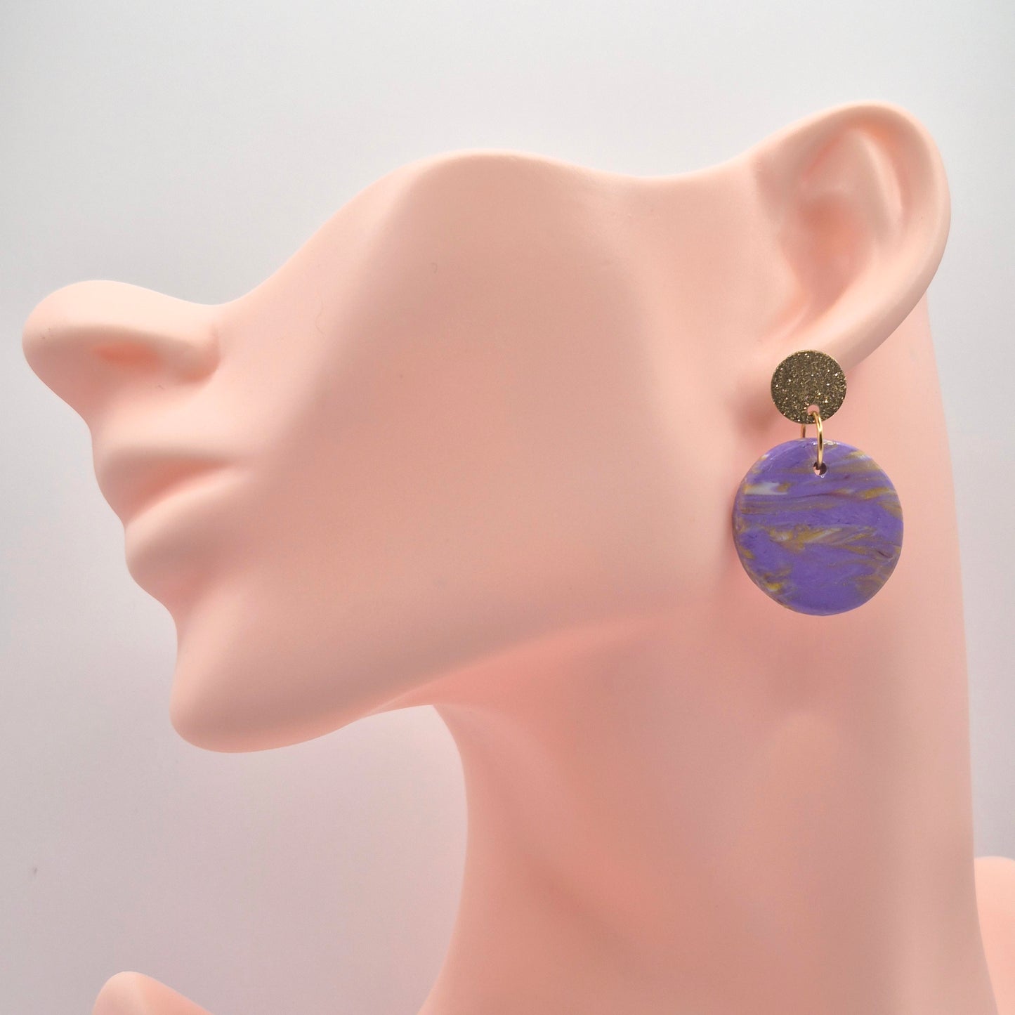 Fliederwind – Lila-Goldene Ohrringe in Marmoroptik