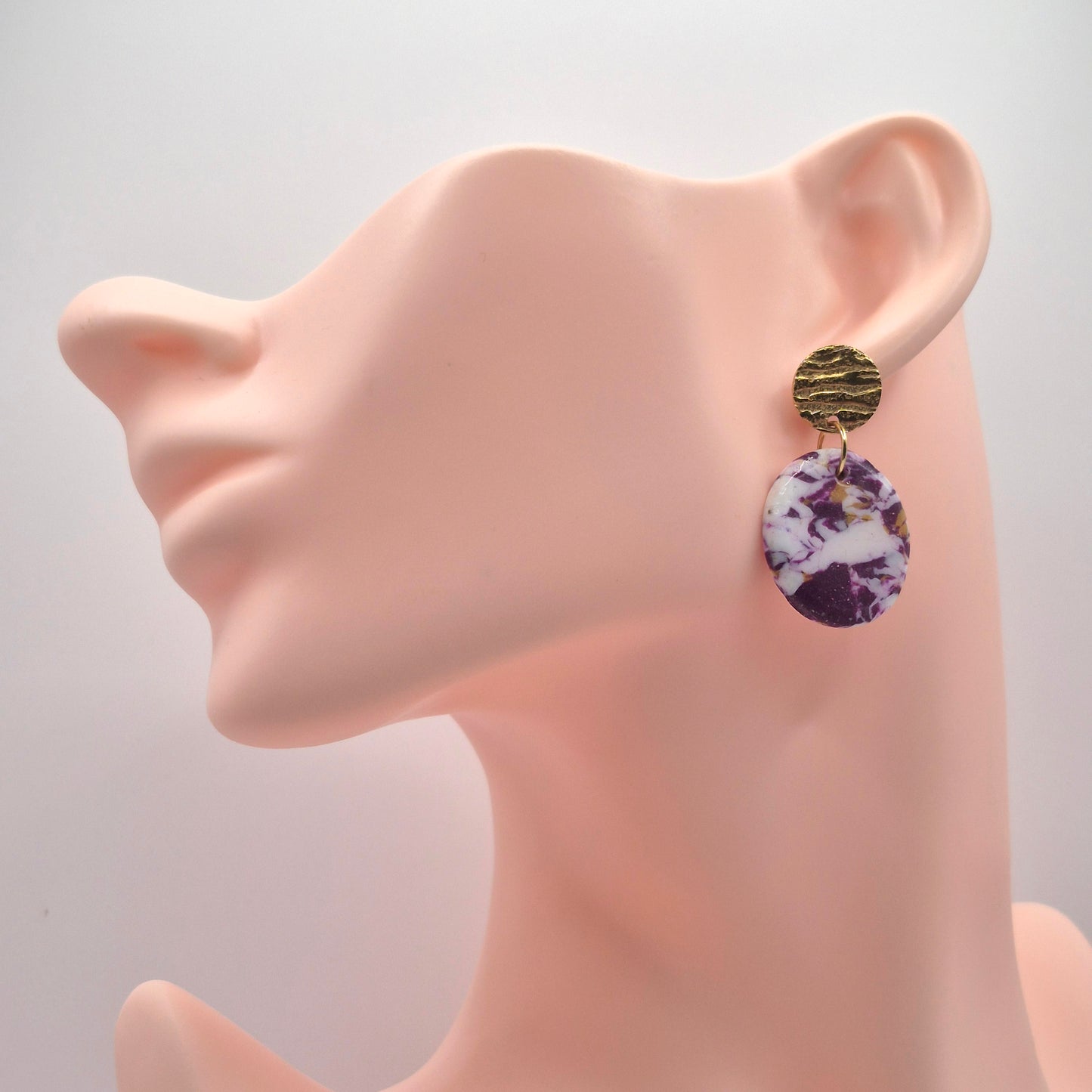 Amethysta – Marmorierte Ohrringe in Lila, Weiß & Gold