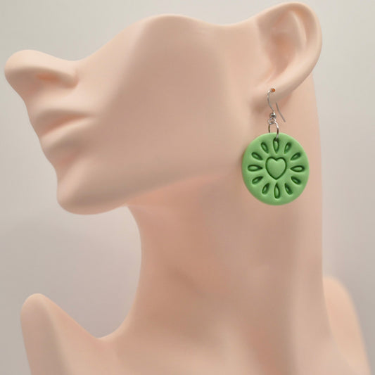 LIEBELEI Wiesenflüstern- hellgrüne Ohrringe aus Polymer Ton mit Herzmotiv