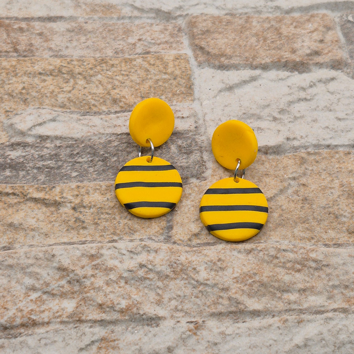 Bienenstreif - zweiteilige gelbe Ohrringe aus Polymer Ton mit schwarzen Streifen