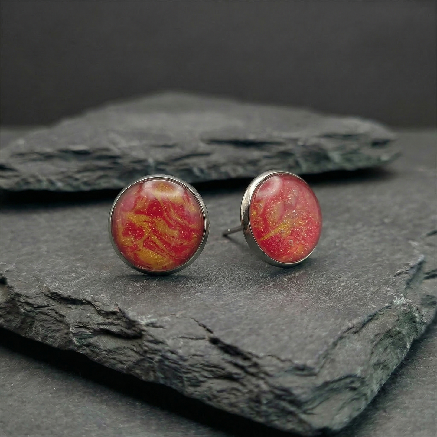 Marmorierte Ohrstecker in Rot-Gold | Größe M (10 mm)