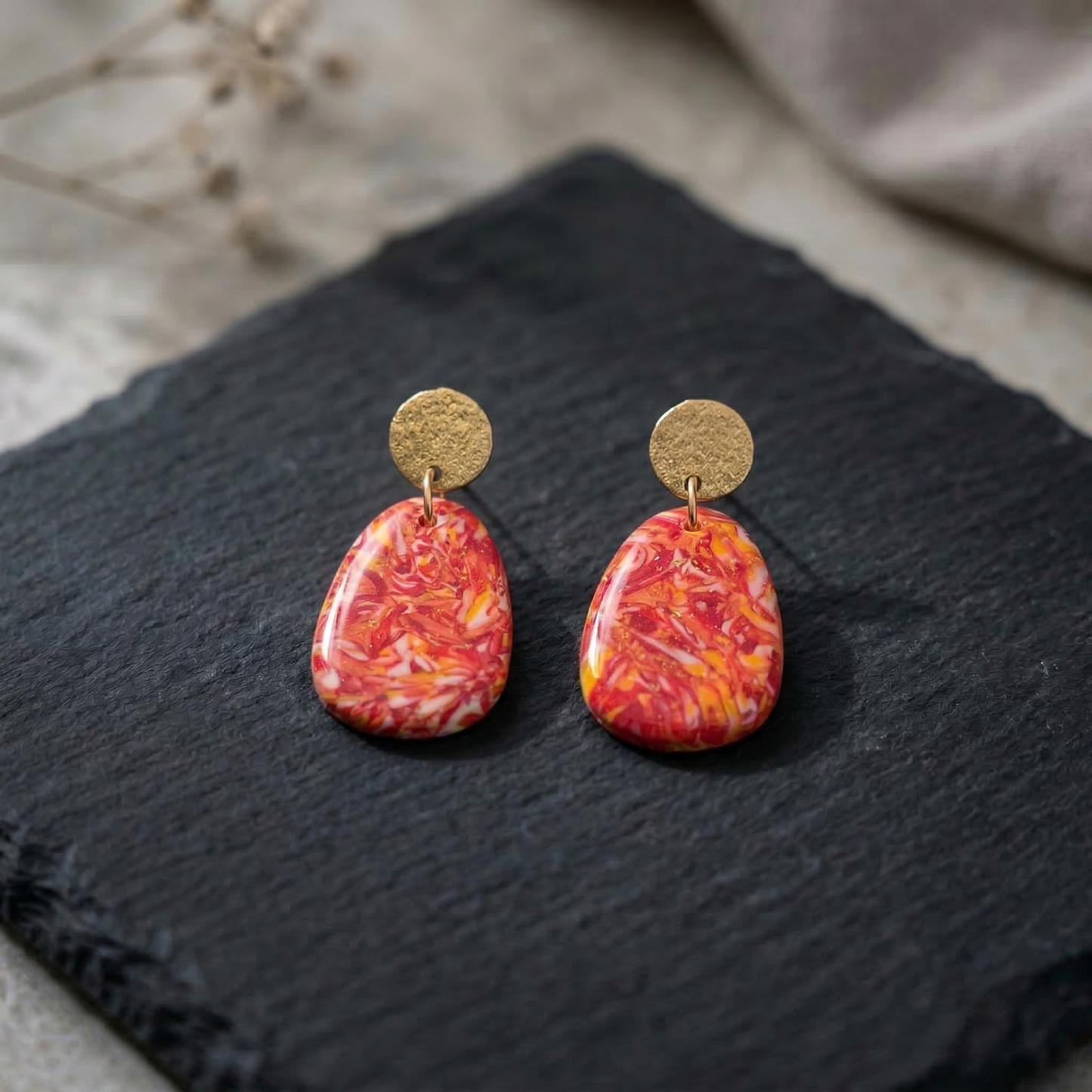 Sonnenfunkeln – Rote Statement-Ohrringe mit Goldakzenten