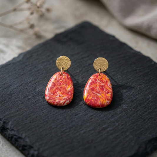 Sonnenfunkeln – Rote Statement-Ohrringe mit Goldakzenten