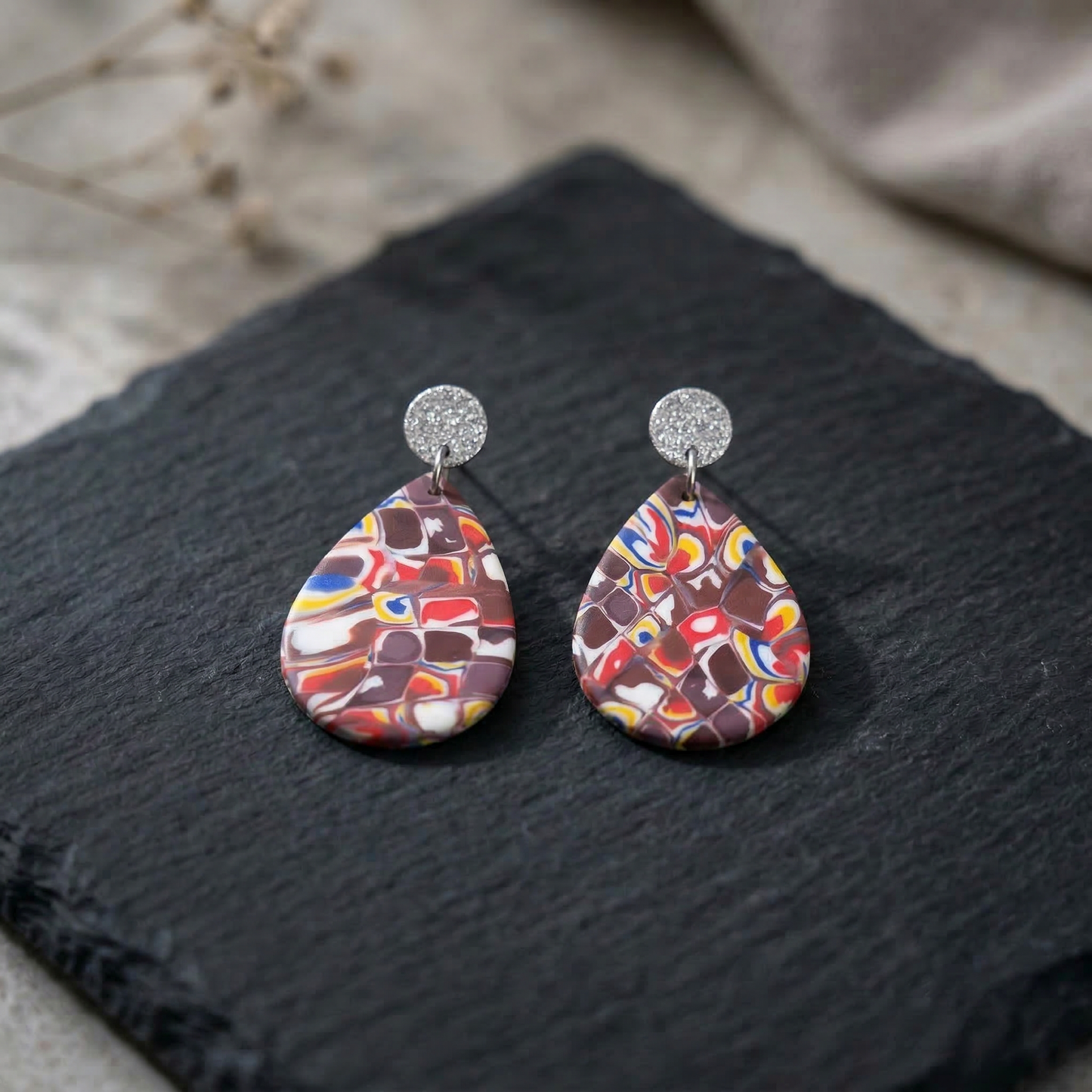 Wirbela – Bunte Tropfen-Ohrringe aus Polymer Clay