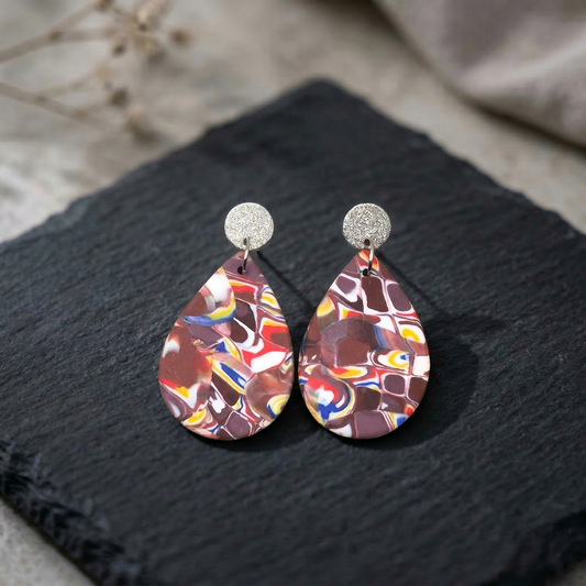 Wirbela – Bunte Tropfen-Ohrringe aus Polymer Clay