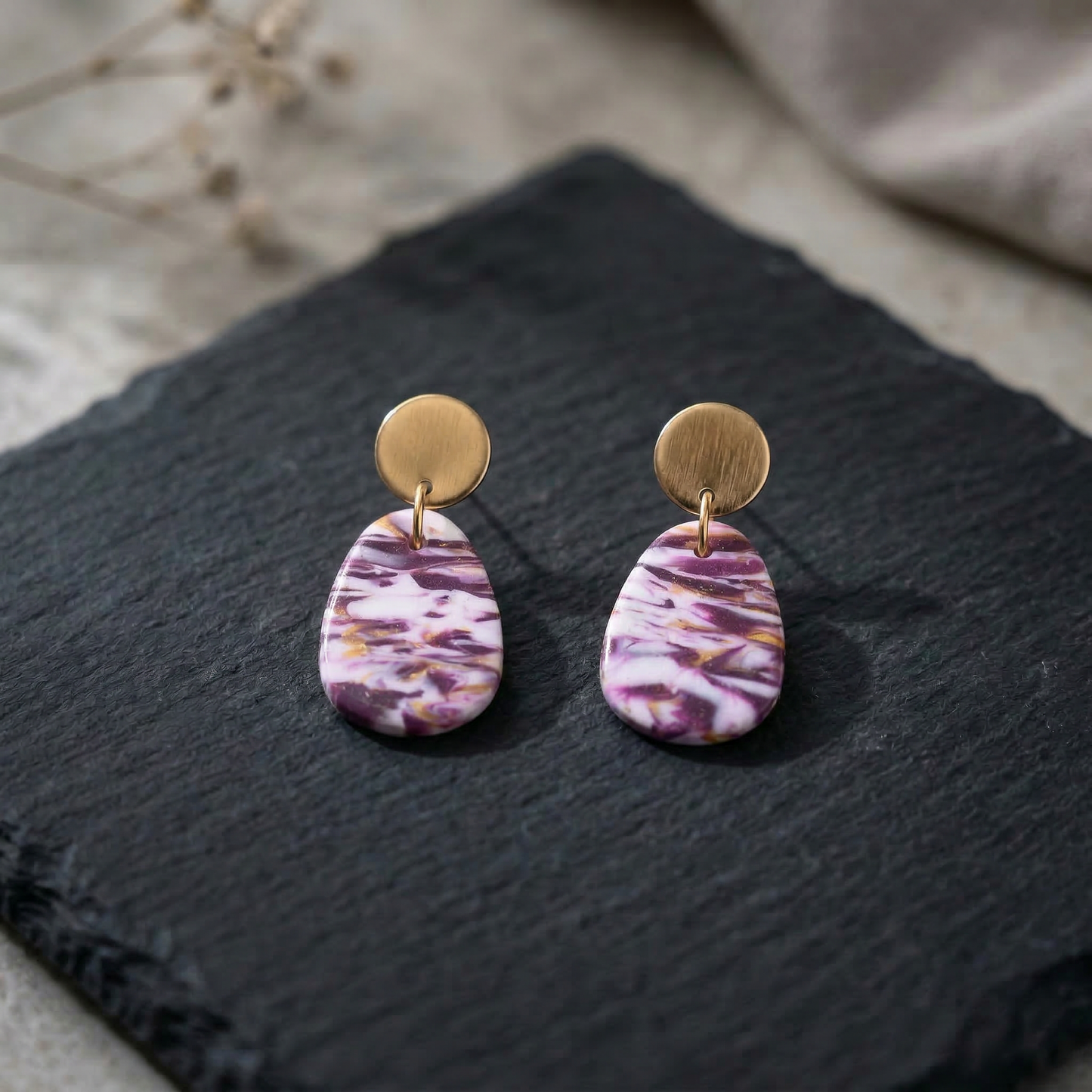 Beerenrausch  – Marmorierte Ohrringe in Lila & Gold aus Polymer Clay