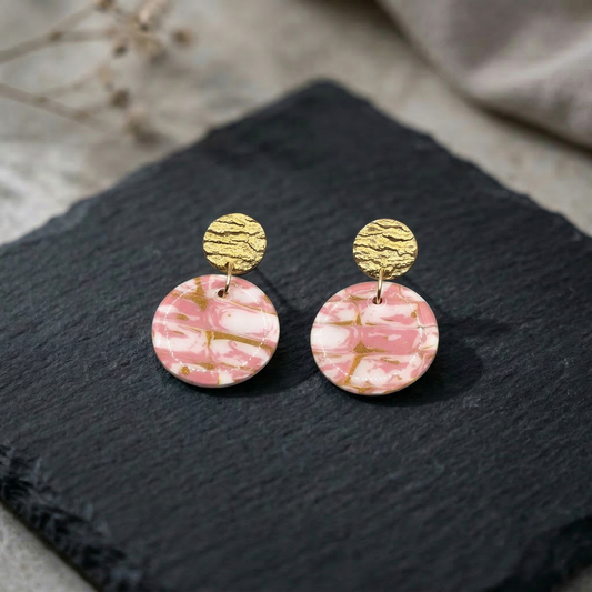 Seelenrosa – Handgemachte Ohrringe in Rosa-Weißer Marmoroptik mit Goldakzenten