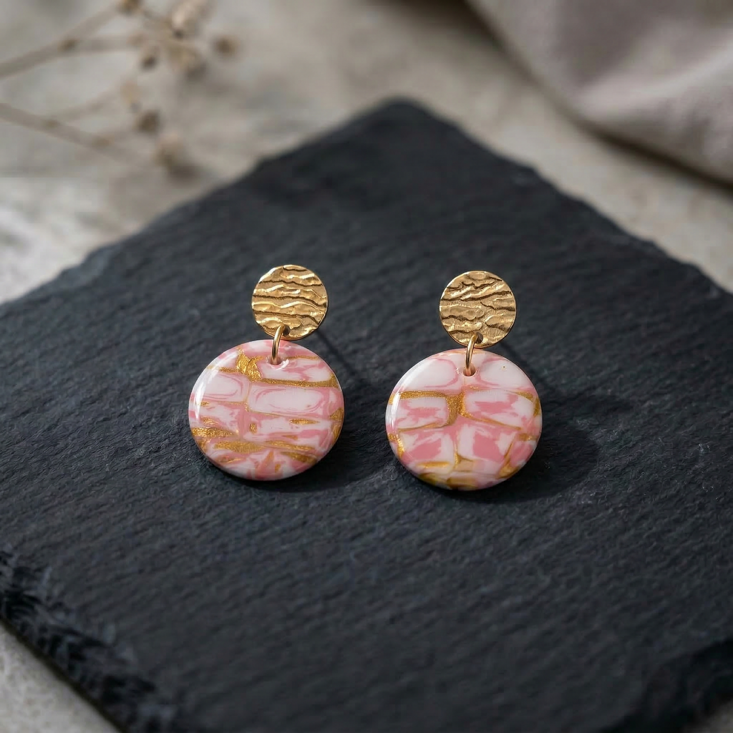 Seelenrosa – Handgemachte Ohrringe in Rosa-Weißer Marmoroptik mit Goldakzenten