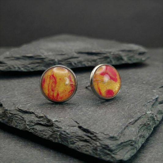 Marmorierte Ohrstecker in Gold-Rot | Größe M (10 mm)