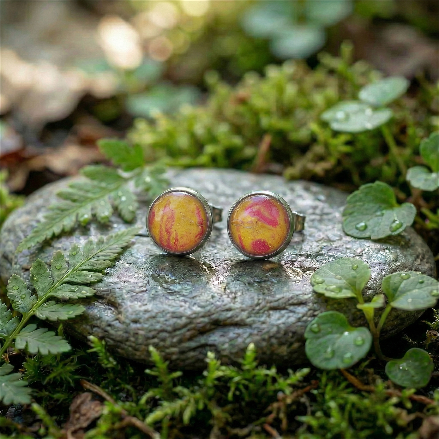 Marmorierte Ohrstecker in Gold-Rot | Größe M (10 mm)