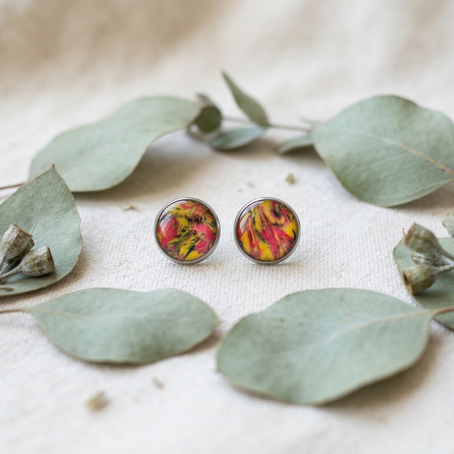 Marmorierte Ohrstecker in Rot-Gelb-Schwarz | Größe L (12 mm)