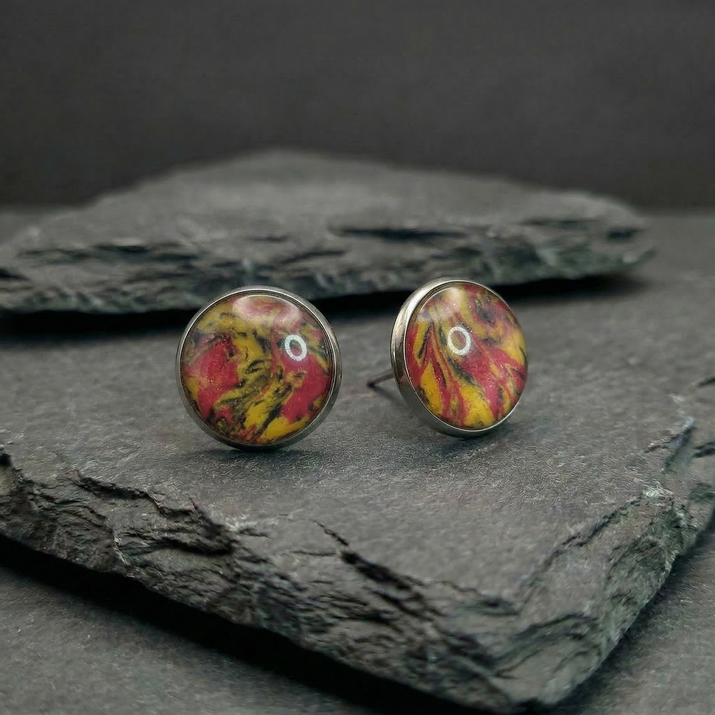 Marmorierte Ohrstecker in Rot-Gelb-Schwarz | Größe L (12 mm)