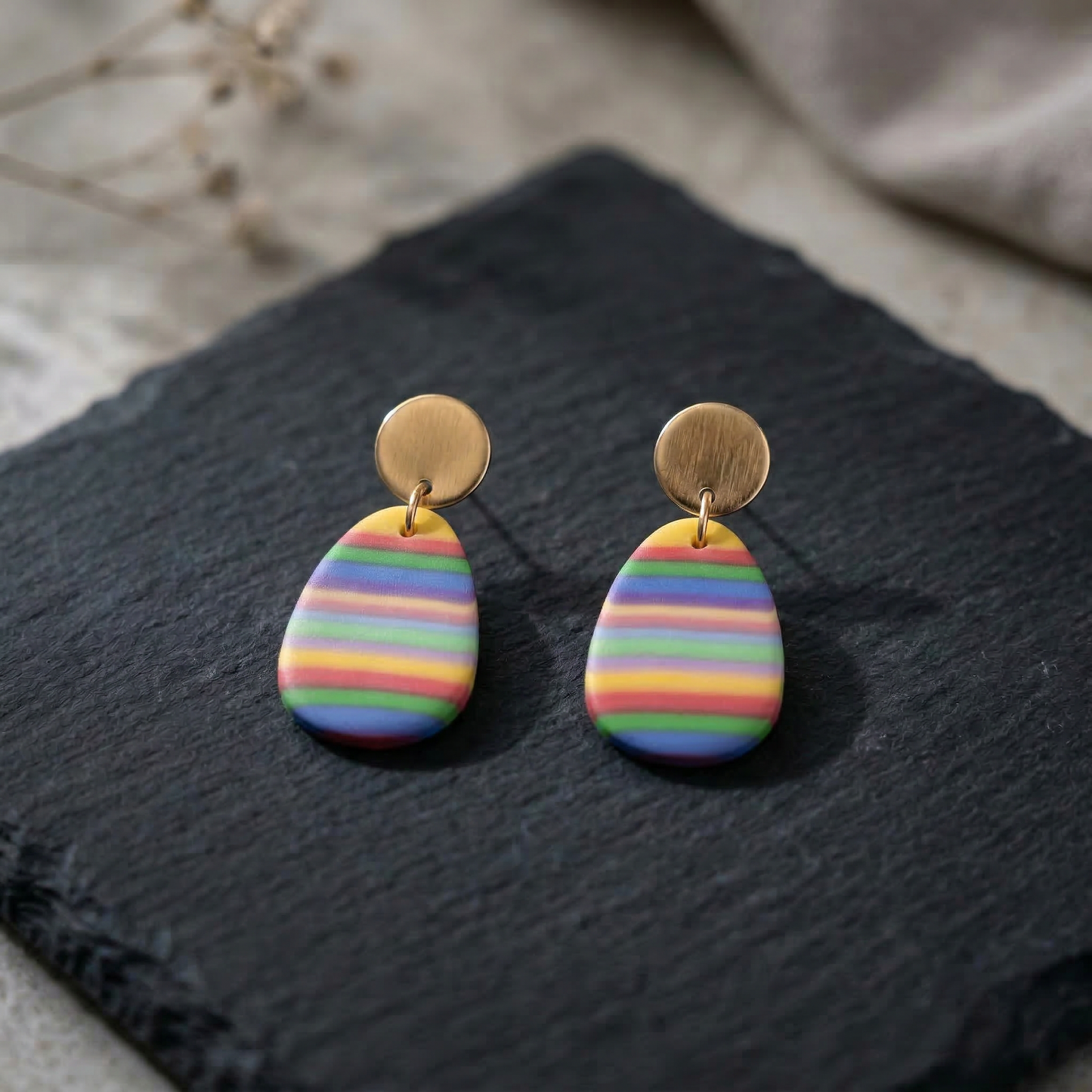 Regenfreude – Ovale Ohrringe in Regenbogenfarben aus Polymer Clay