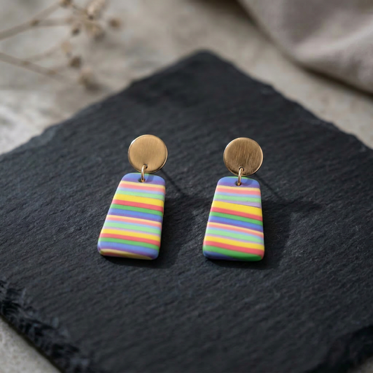Regenfreude – Trapezförmige Ohrringe in Regenbogenfarben aus Polymer Clay