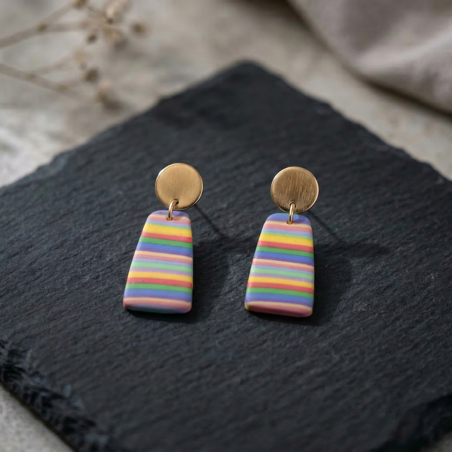 Regenfreude – Trapezförmige Ohrringe in Regenbogenfarben aus Polymer Clay