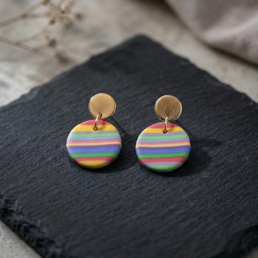 Regenfreude – Runde Ohrringe in Regenbogenfarben aus Polymer Clay