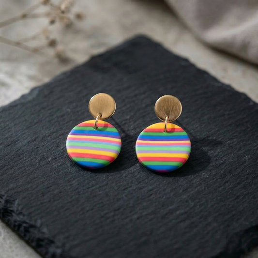 Regenfreude – Runde Ohrringe in Regenbogenfarben aus Polymer Clay