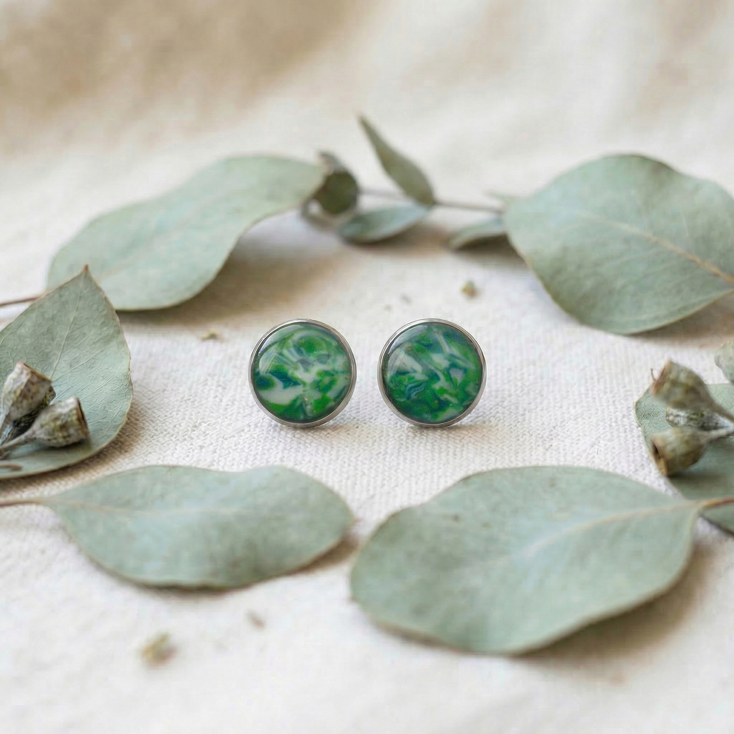Marmorierte Ohrstecker in Dunkelgrün | Größe M (10 mm)