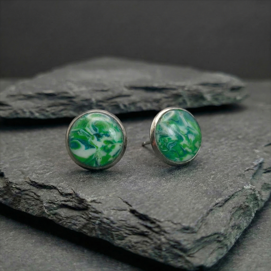 Marmorierte Ohrstecker in Dunkelgrün | Größe M (10 mm)