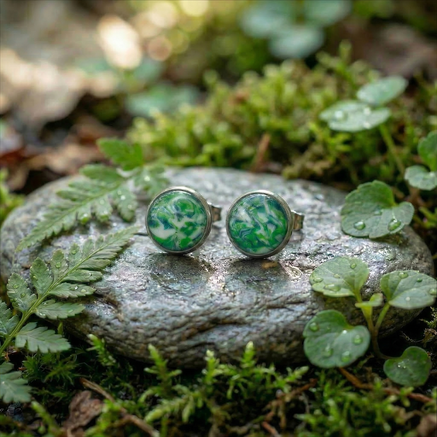 Marmorierte Ohrstecker in Dunkelgrün | Größe M (10 mm)