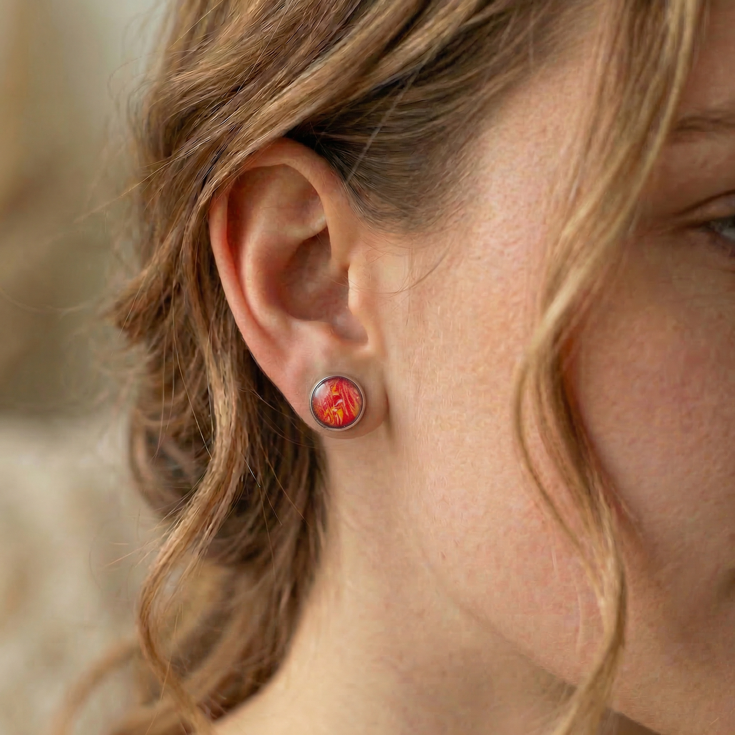 Marmorierte Ohrstecker in Rot-Orange-Gelb | Größe M (10 mm)