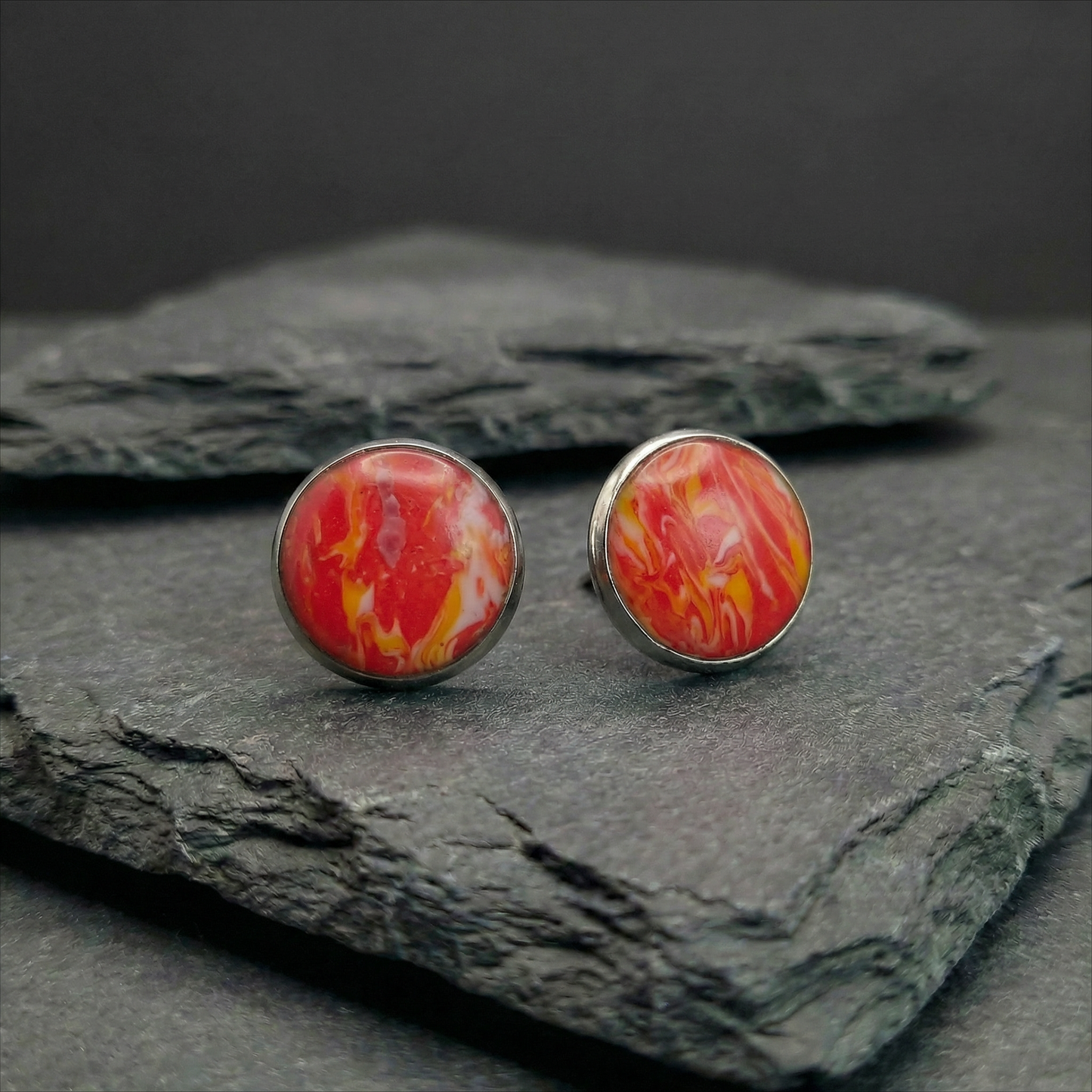 Marmorierte Ohrstecker in Rot-Orange-Gelb | Größe M (10 mm)