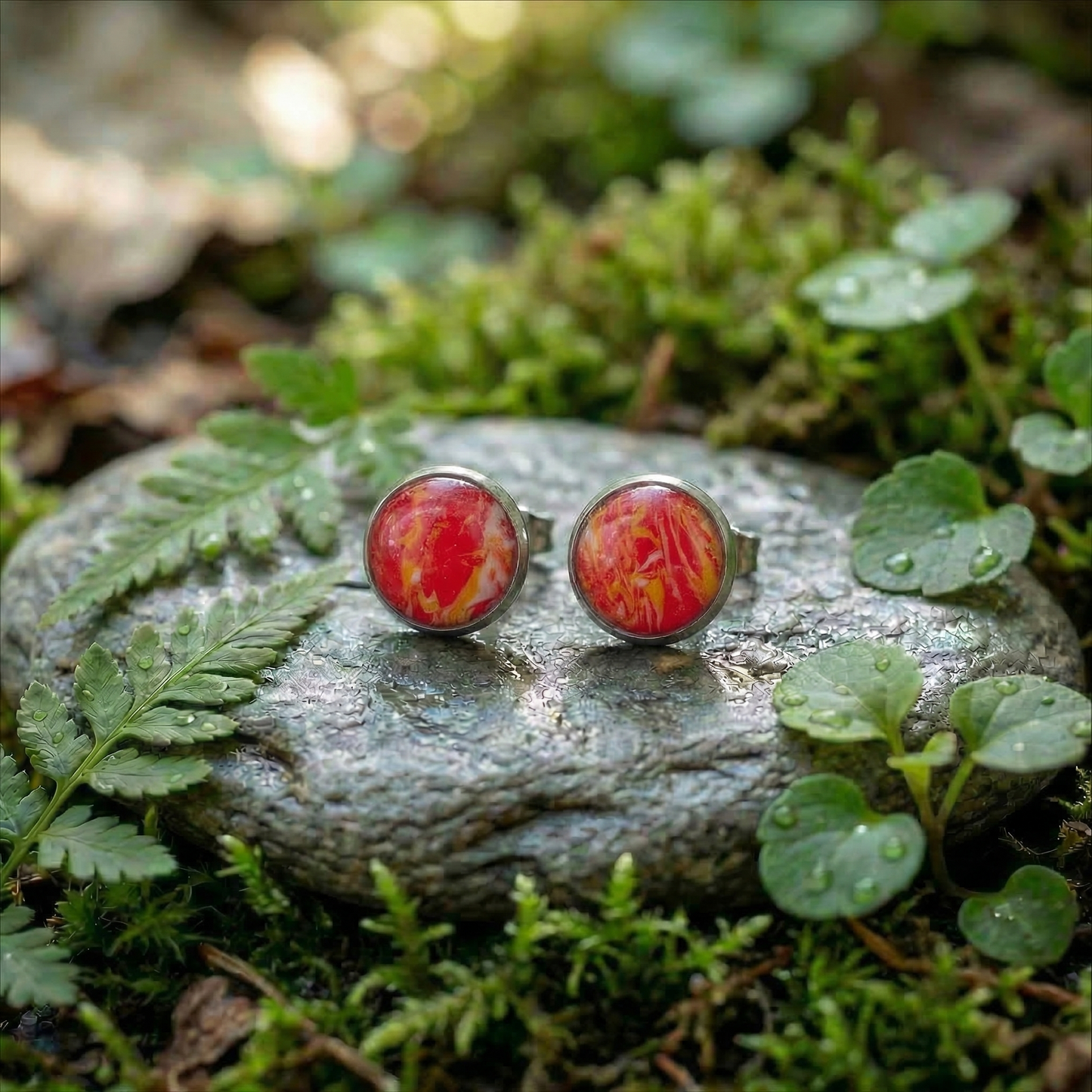 Marmorierte Ohrstecker in Rot-Orange-Gelb | Größe M (10 mm)