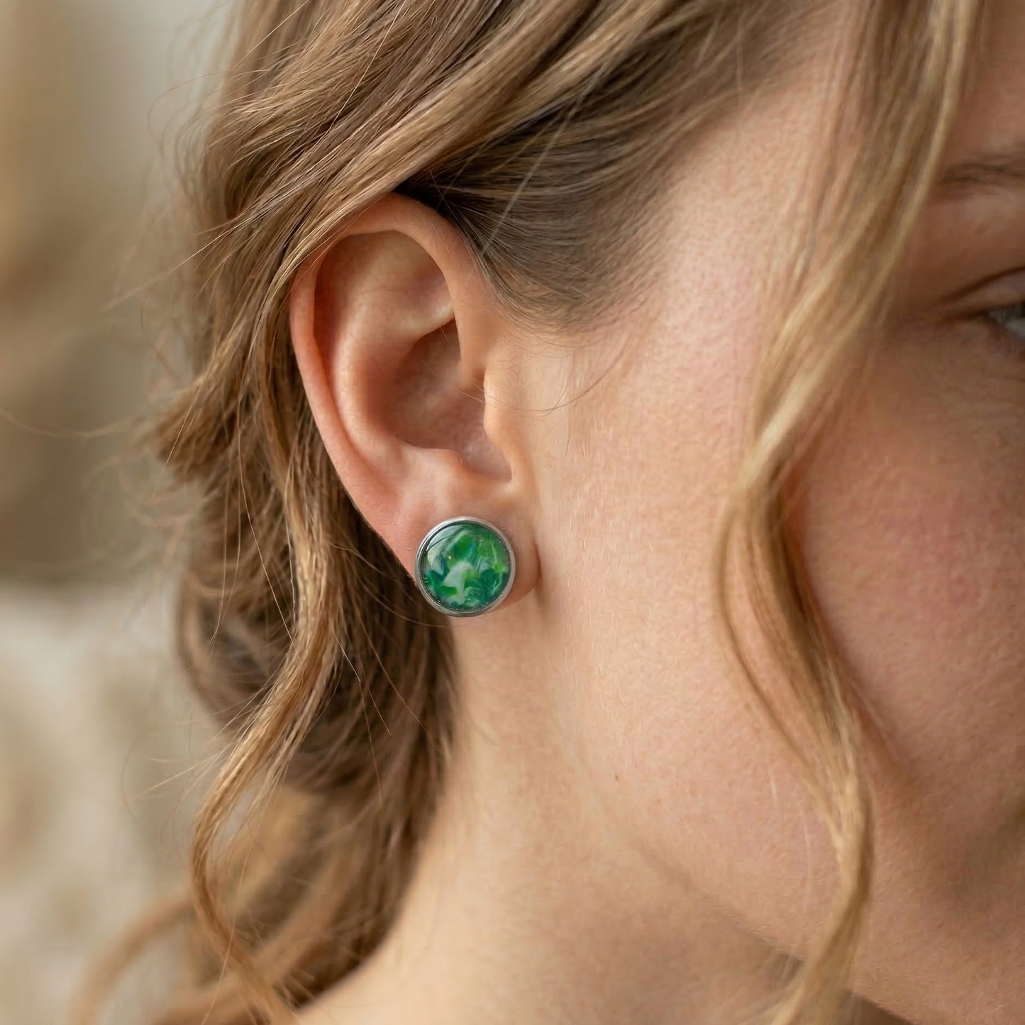 Marmorierte Ohrstecker in Dunkelgrün | Größe L (12 mm)