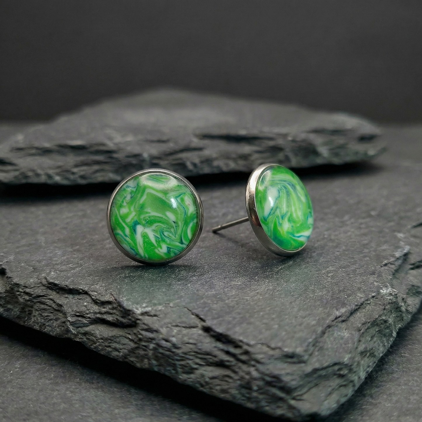 Marmorierte Ohrstecker in Hellgrün | Größe L (12 mm)