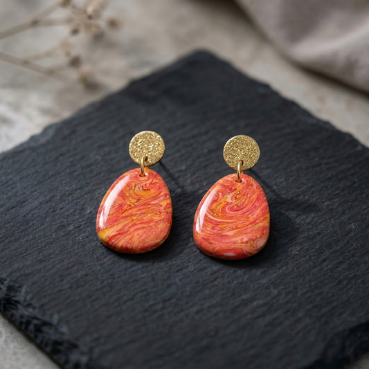 Sonnenwirbel – Leuchtende Marmor-Ohrringe in Rot-Orange-Gold