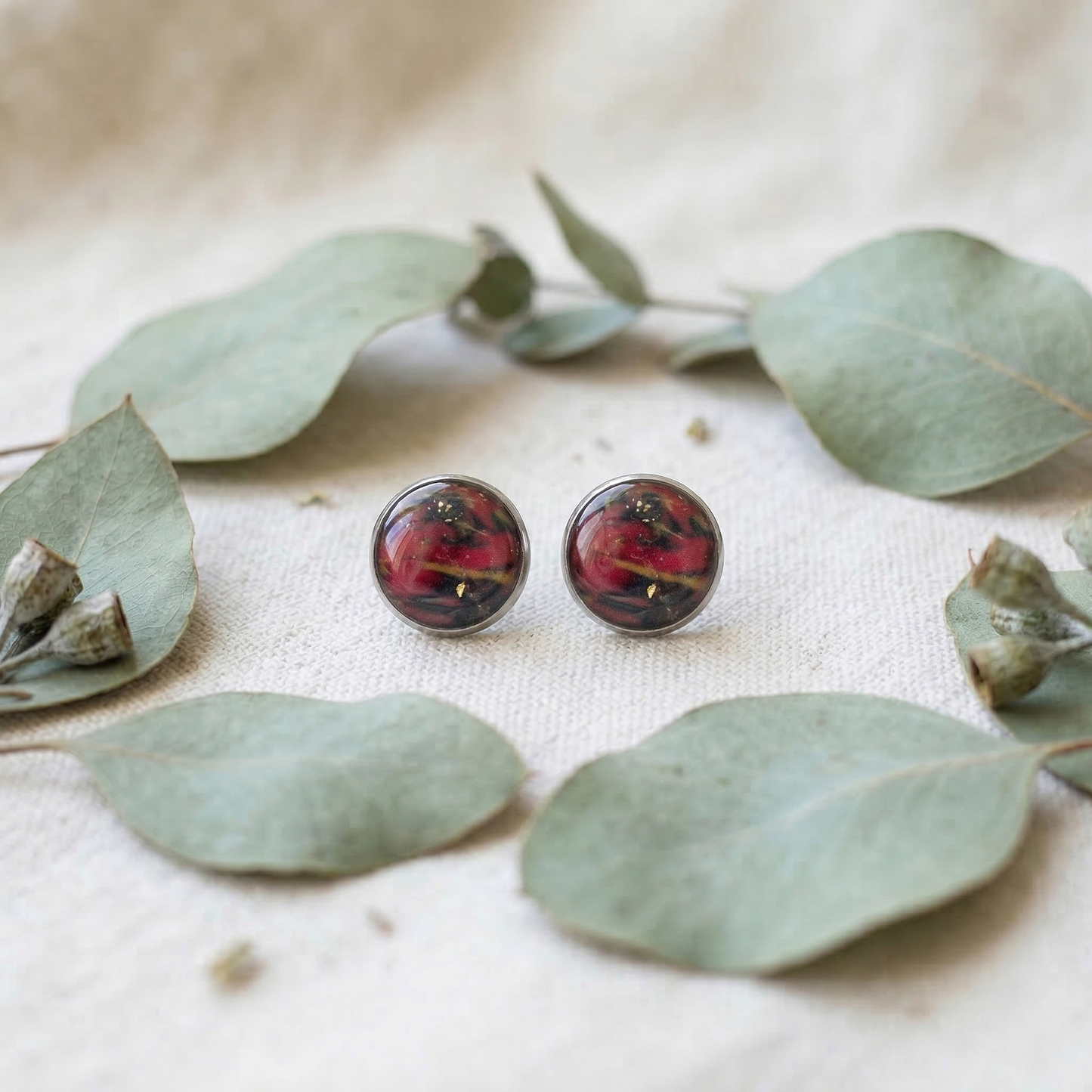 Marmorierte Ohrstecker in Rot-Schwarz-Gold | Größe M (10 mm)