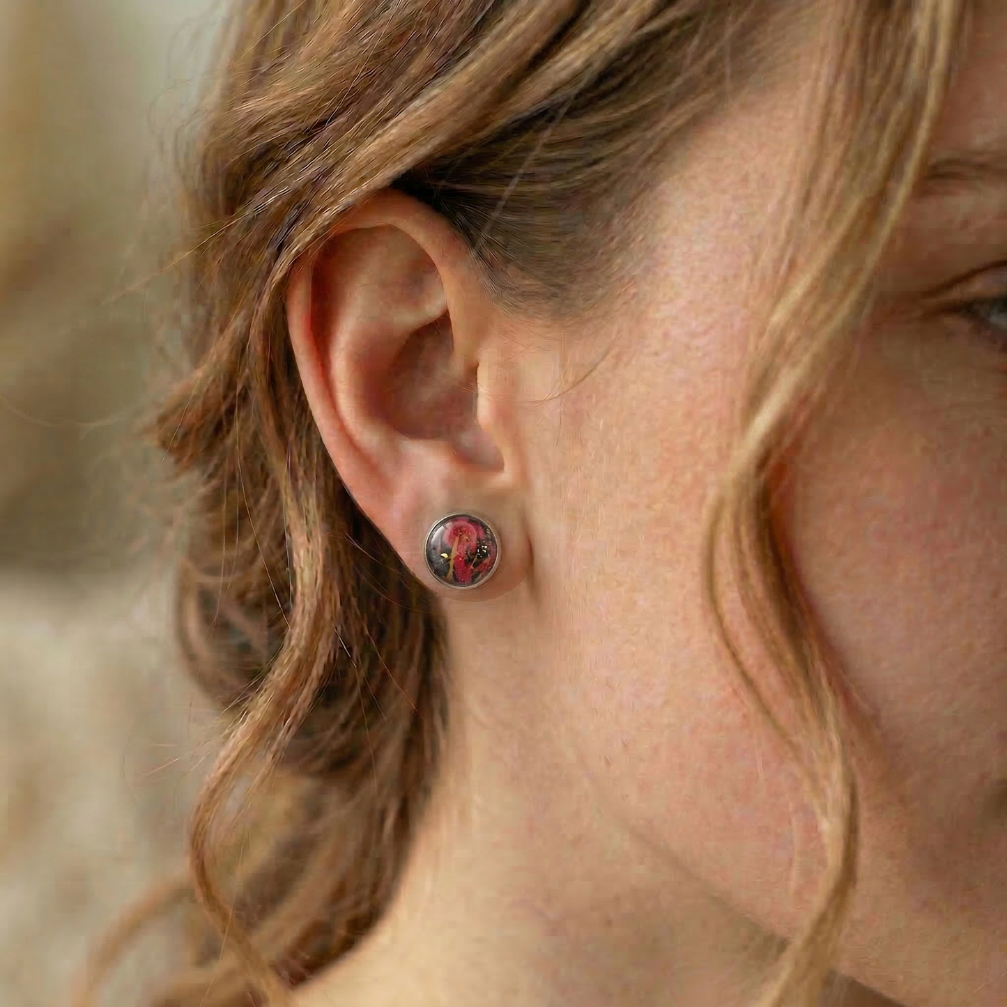 Marmorierte Ohrstecker in Rot-Schwarz-Gold | Größe M (10 mm)