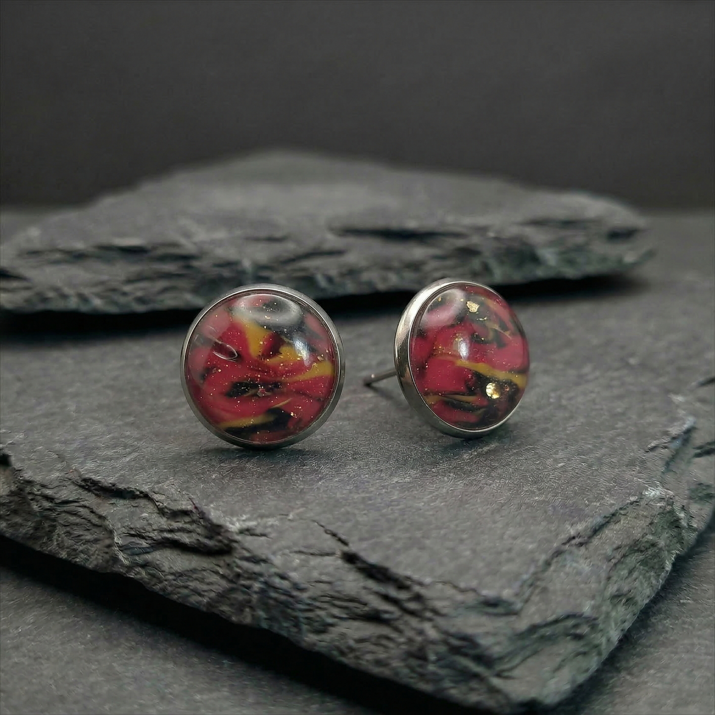 Marmorierte Ohrstecker in Rot-Schwarz-Gold | Größe M (10 mm)