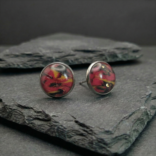 Marmorierte Ohrstecker in Rot-Schwarz-Gold | Größe M (10 mm)