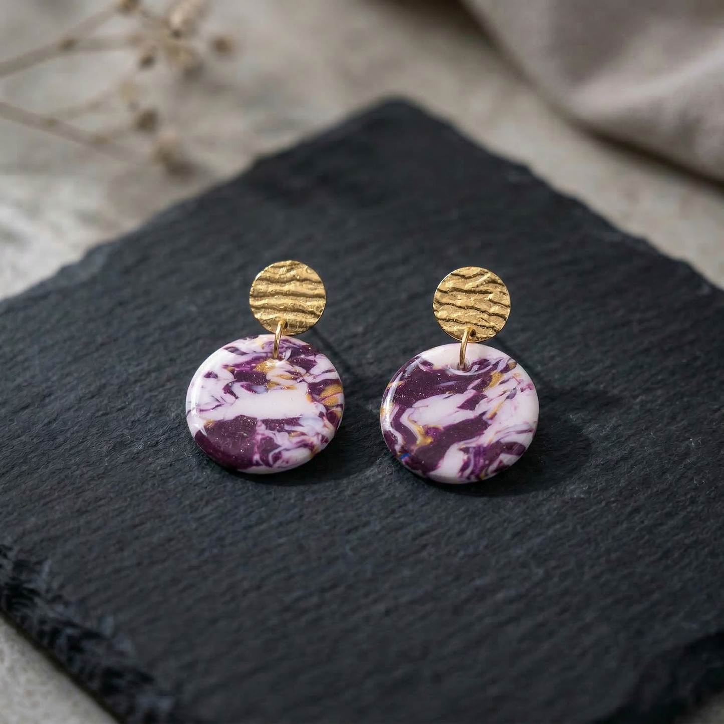 Amethysta – Marmorierte Ohrringe in Lila, Weiß & Gold