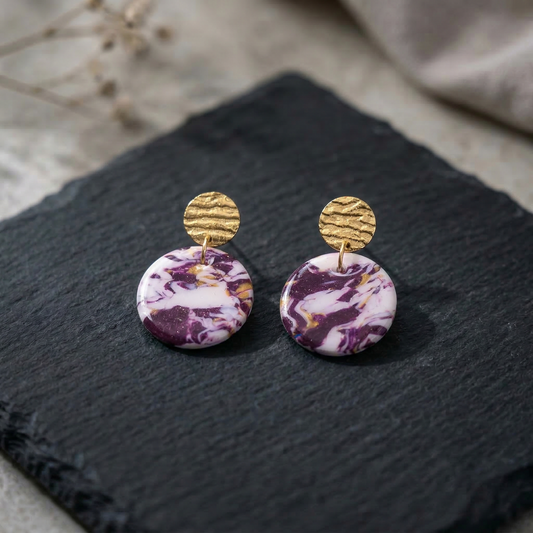 Amethysta – Marmorierte Ohrringe in Lila, Weiß & Gold