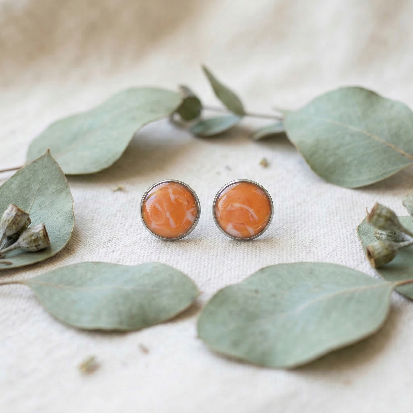 Marmorierte Ohrstecker in Orange-Weiß | Größe M (10 mm)